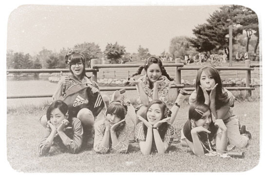 T-ara Roly Poly black and white pic