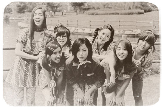 T-ara Roly Poly black and white pic