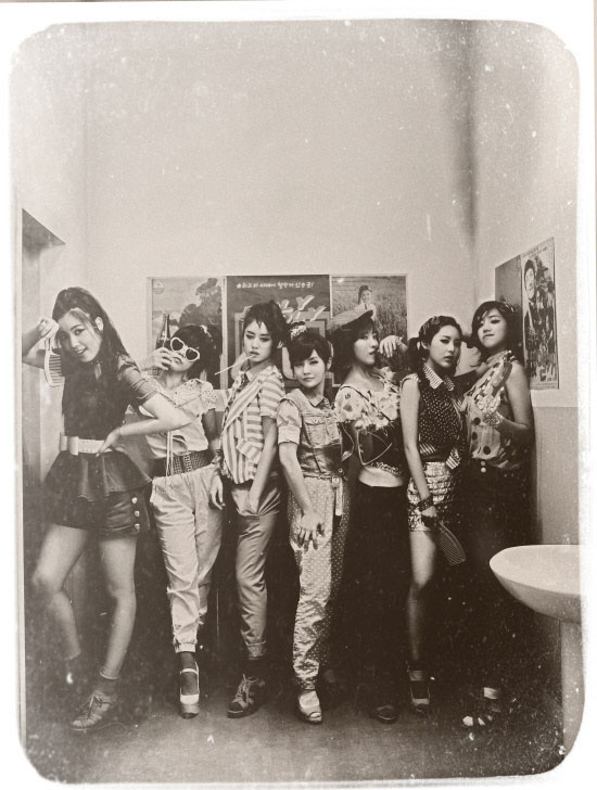 T-ara Roly Poly black and white pic