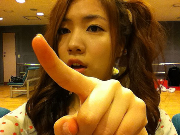 T-ara HwaYoung finger Twit