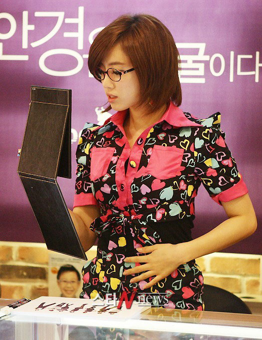 T-ara Eunjung Look Optical fan signing