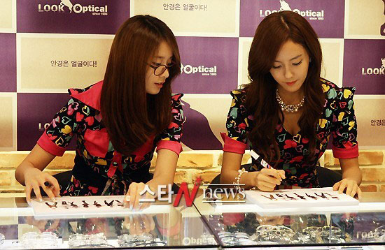 T-ara members Look Optical fan signing
