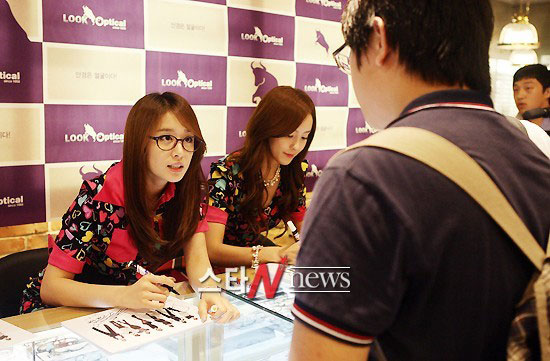T-ara members Look Optical fan signing