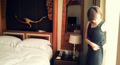 T-ara Eunjung dressed up in Thailand hotel room