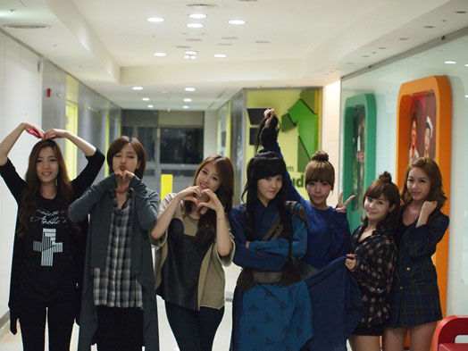 T-ara members Gyebaek filming set