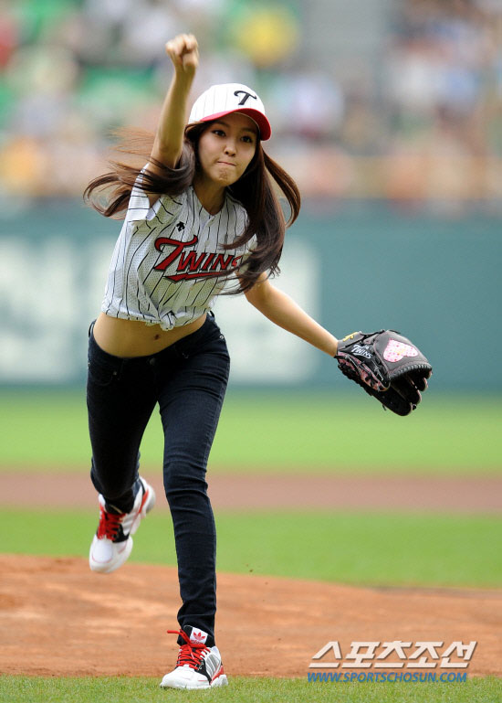T-ara Hyomin baseball pitch