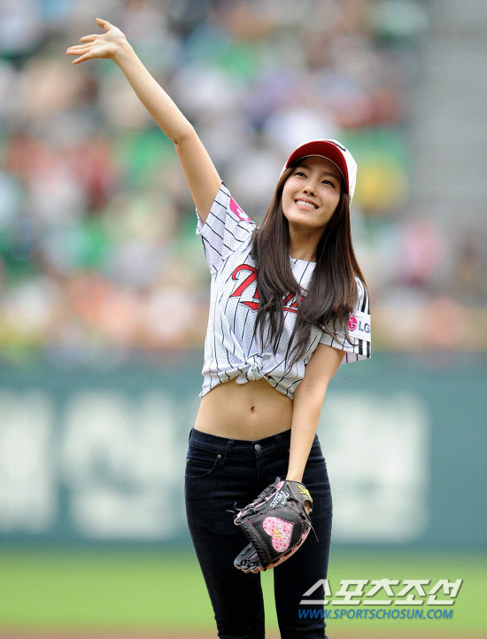 T-ara Hyomin baseball pitch
