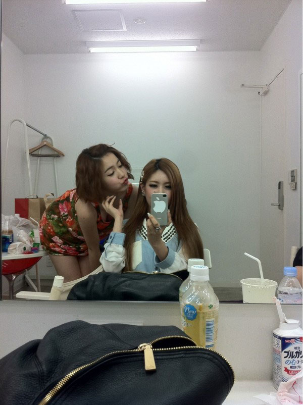T-ara Qri and Hwayoung Twitter selca